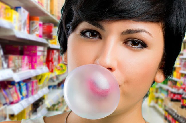 People feel less hungry and have fewer junk-food cravings when chewing gum.