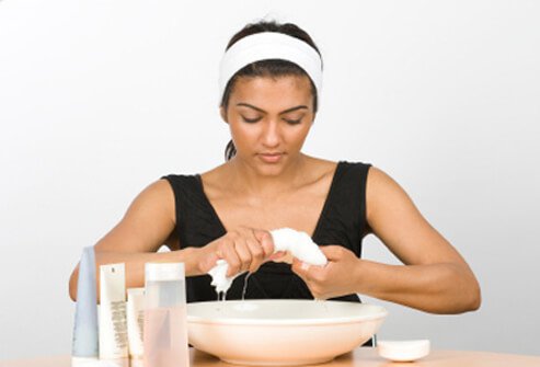 Avoid skin damaged skin on the face by choosing the right cleanser.
