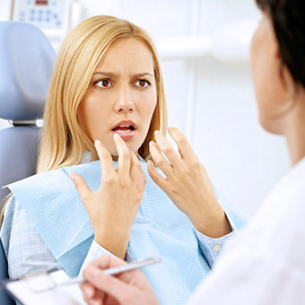 Symptoms of an abscessed tooth include pain, inflammation and swelling of the face or jaw.