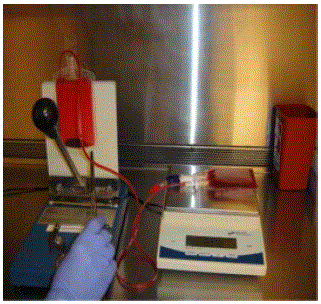 Using the original cryobag to collect the waste volume, express 75% of the volume of
reconstitution solution originally added to the thawed product pre-centrifugation - Illustration
