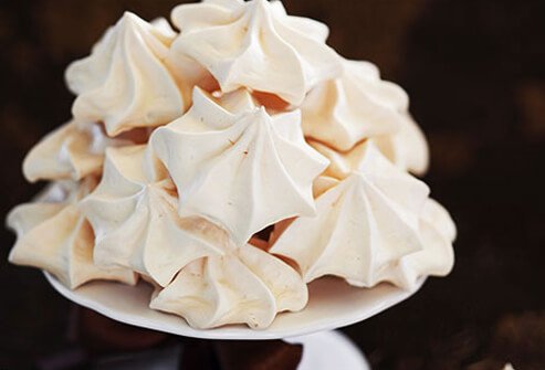 Photo of a meringue on a cake stand.