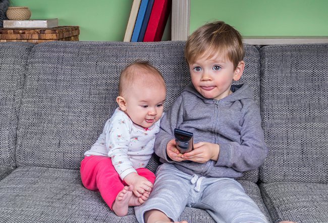 Pediatricians and child psychologists have recommended setting screen time limits for children. The limits generally vary based on the age group of the children.