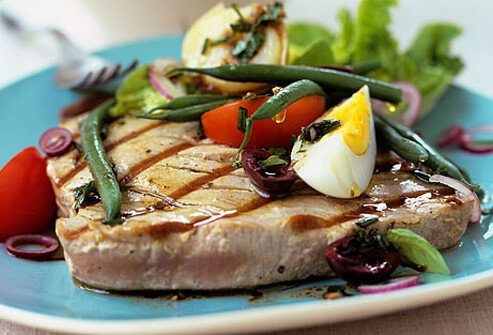 tuna steak with green beans and boiled egg