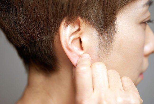 Pop an earlobe cyst