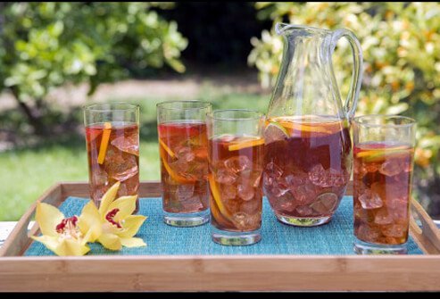 Ice tea on a tray outside.
