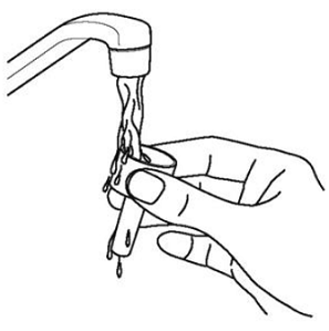 Wash the spray pump unit and dust cap in warm tap water - Illustration