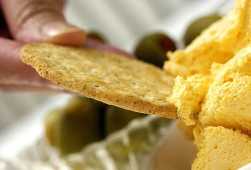 For people with COPD who are underweight, eat nutritious, healthy, and high calorie snacks such as nuts, crackers with low-fat cheese, fruits, vegetables, and pudding cups.