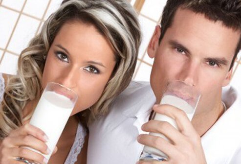 Most experts say eating a balanced diet is the best way to get your share of good food for healthy skin.