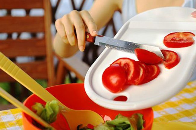 Tomatoes are rich in antioxidants and water and they help lower