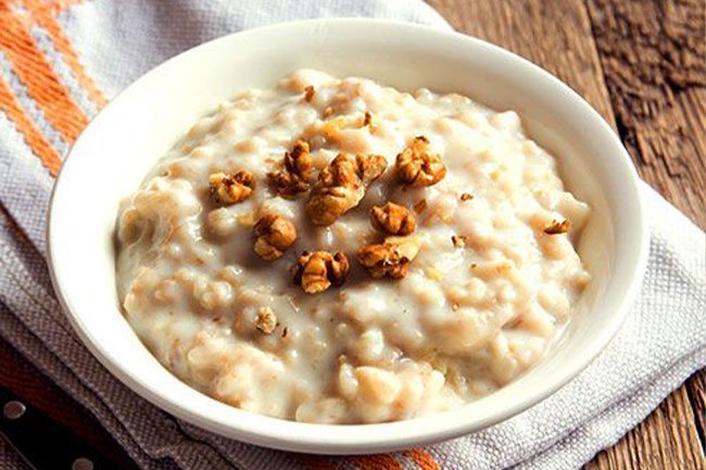 Oatmeal made with water or low-fat skim milk can keep you hydrated and give your heart a boost.