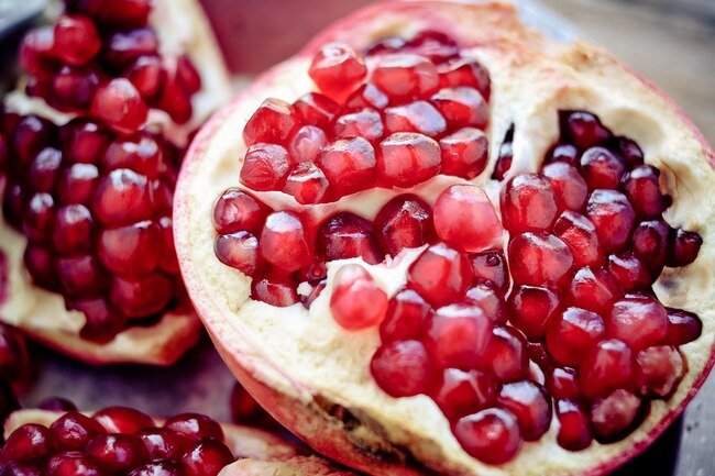 Pomegranate seeds are rich in nitrates that boost blood circulation.