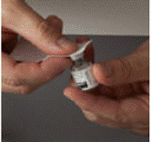 Remove the plastic cap that covers the needle - Illustration