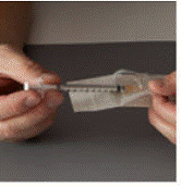 Remove the needle cap from the plastic dosing syringe - Illustration