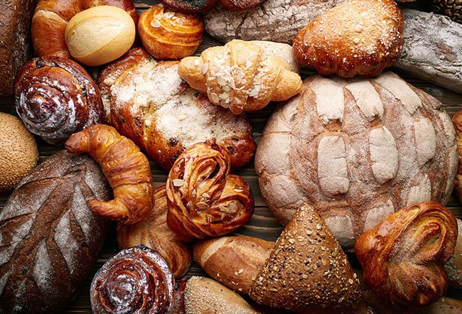 If you have leaky gut syndrome, you should avoid these foods: refined carbohydrates, glutinous grains, white sugar, dairy products, vegetable oils, artificial sweeteners, alcohol, and caffeine.