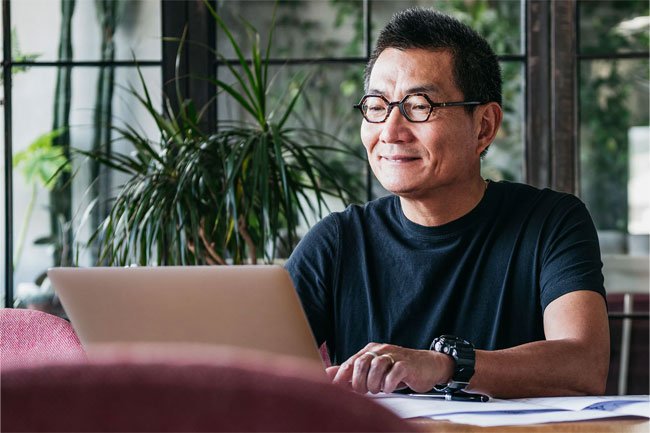 Wearing computer eyeglasses may help you avoid eyestrain while working on the computer.