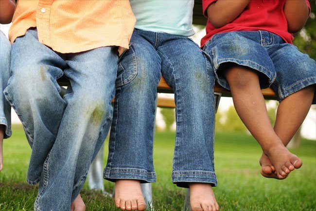 Enzyme-based cleaners help remove grass stains on clothes.