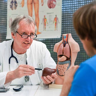 A doctor explains the risks and problems of liver disease to a patient.