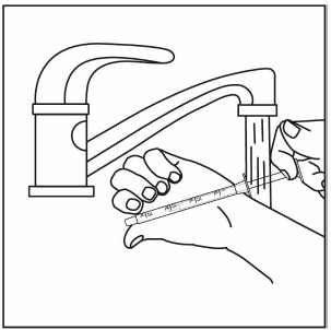 Rinse the oral syringe with tap water after each use - Illustration