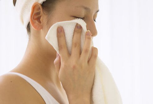 Cold or warm compresses applied to the eyes can help clear the discharge associated with viral or bacterial pink eye.