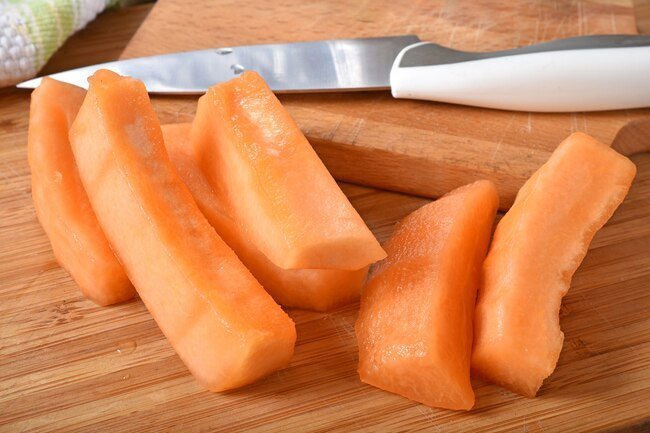 The outside of melons are contaminated with dirt, fertilizer, and bacteria, so wash them well.