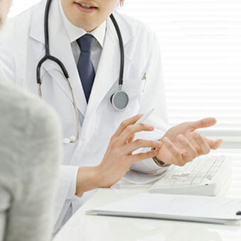 A doctor talks with a patient.