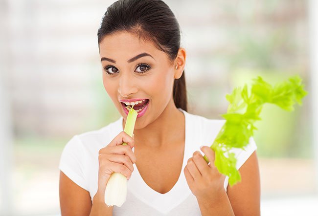 Celery is a vegetable that provides many health benefits. It is rich in fiber and nutrients and helps lower cholesterol, treats constipation, reduces stress hormone levels, fights inflammation and provides many other benefits.