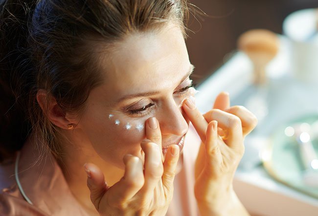 Niacinamide (vitamin B3) is a stable vitamin that offers a wide range of well-documented topical benefits. Niacinamide helps hydrate skin, treats hyperpigmentation, promotes skin elasticity, decreases redness and blotchiness and acts as an antioxidant, fighting free radicals. 