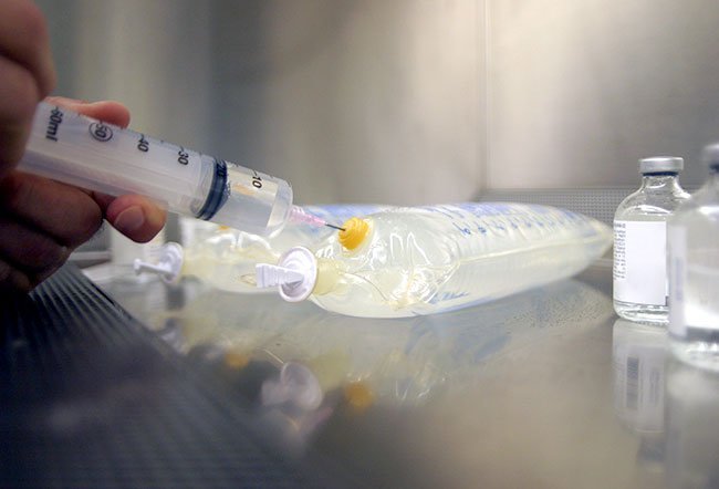 SIADH is a syndrome of inappropriate antidiuretic hormone secretion. Things that cause SIADH include infections, asthma, brain inflammation, certain medications, hereditary factors and other factors.