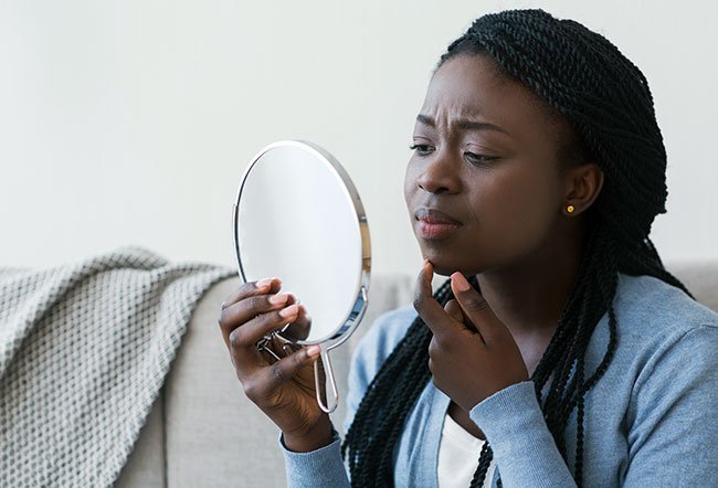 Pimples on the chin occur due to oily skin, hormone fluctuations, diet, stress, genetics, certain medications and the use of certain skincare and haircare products.