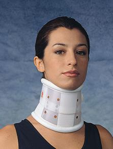 Ношение шейного бандажа при лечении боли в шее при остеохондрозе шейного отдела позвоночника и травме шейного отдела позвоночника.